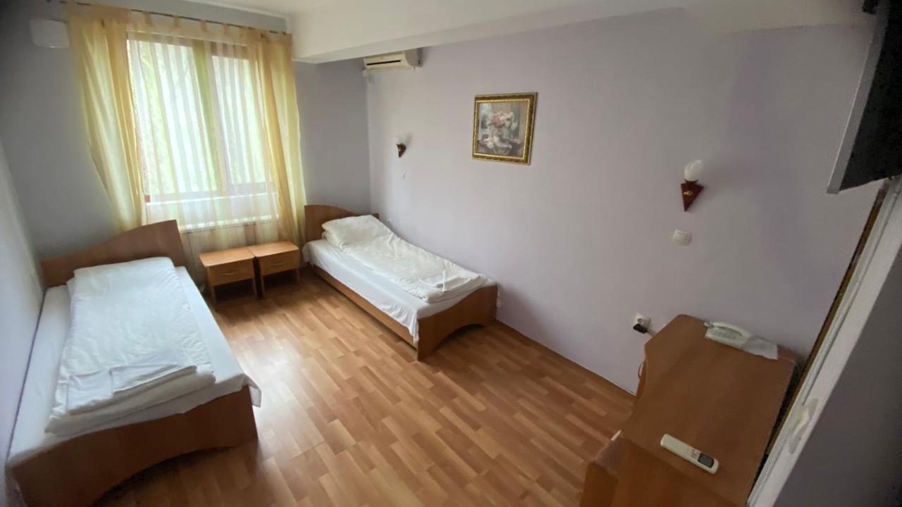 Хотел Галина Палас Srem 外观 照片